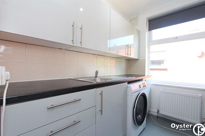 2 Bedroom Flat To Rent In Manns Road, Edgware, HA8