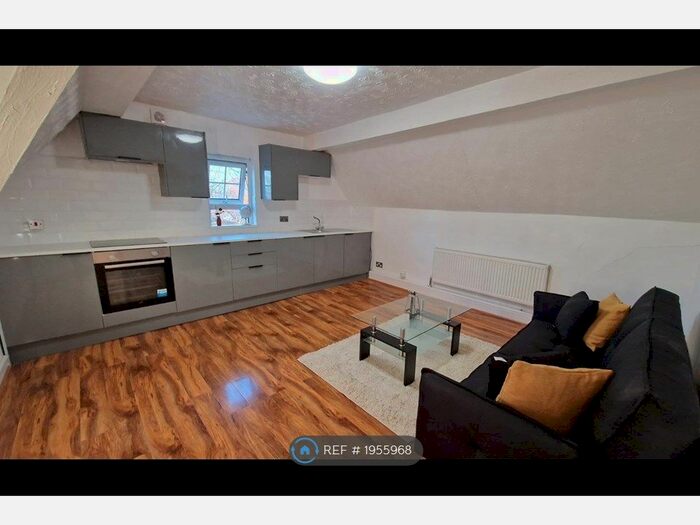 2 Bedroom Flat To Rent In Lawn View, Manchester, M8