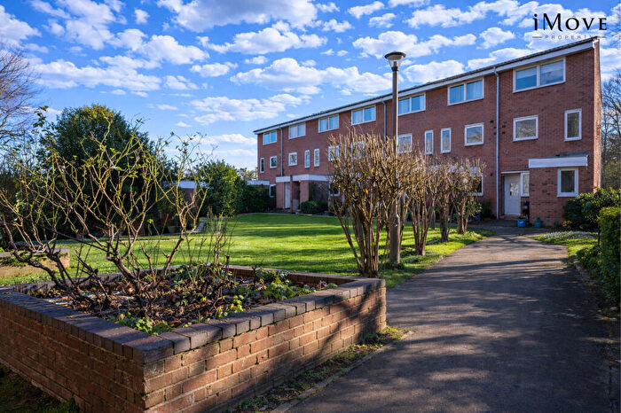 2 Bedroom Maisonette For Sale In Eskmont Ridge, London, SE19