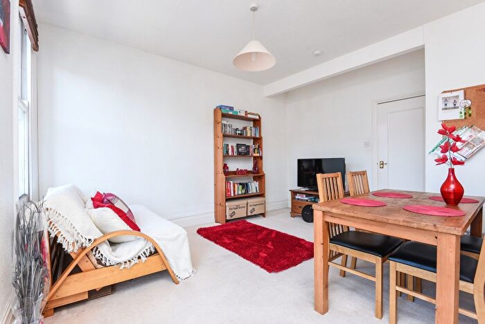 2 Bedroom Flat To Rent In Kingscourt Road, Streatham Hill, London, SW16