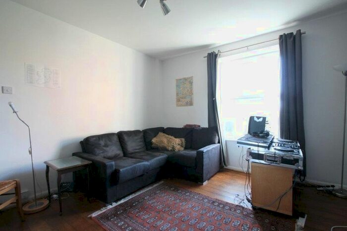 2 Bedroom Flat To Rent In Warburton Street, London, E8