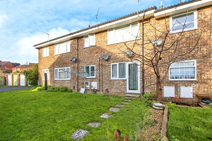 2 Bedroom Flat To Rent In Aspen Gardens, Poole, BH12