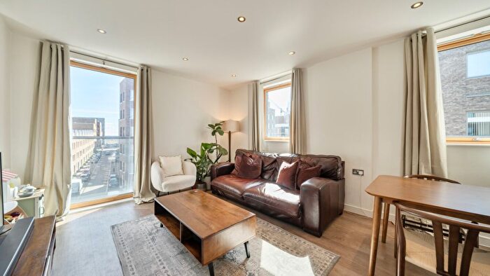 2 Bedroom Flat For Sale In Fielders Crescent, Barking, IG11