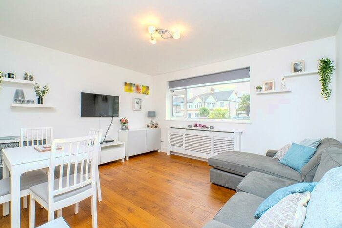 2 Bedroom Flat To Rent In Dugdale Hill Lane, Potters Bar, EN6