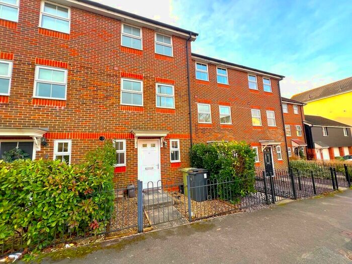 3 Bedroom Town House To Rent In Hedge End, Southampton, SO30