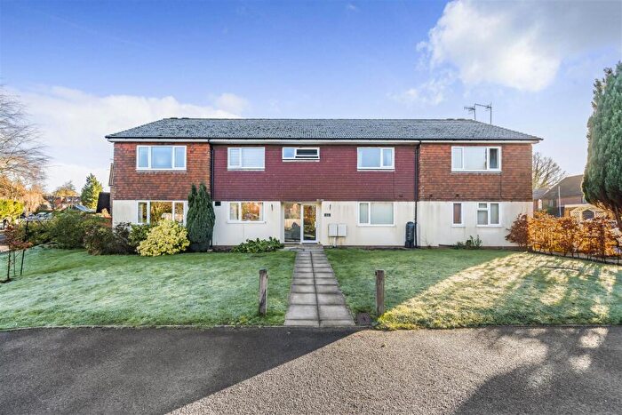 2 Bedroom Flat To Rent In Meadway, Haslemere, GU27