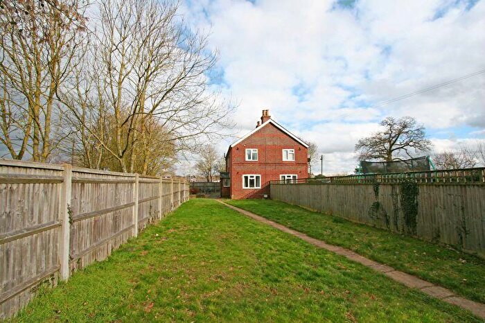 3 Bedroom Semi Detached House To Rent In Charming Three Bedroom Cottage £pcm, HP10