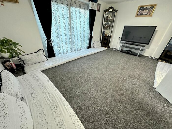 2 Bedroom Flat To Rent In Harlech Gardens, Hounslow, TW5