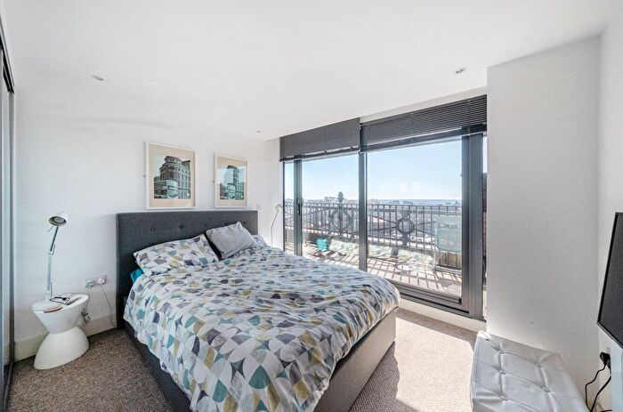 2 Bedroom Flat To Rent In Crispin Lofts, New York Road, Leeds, West Yorkshire, LS2