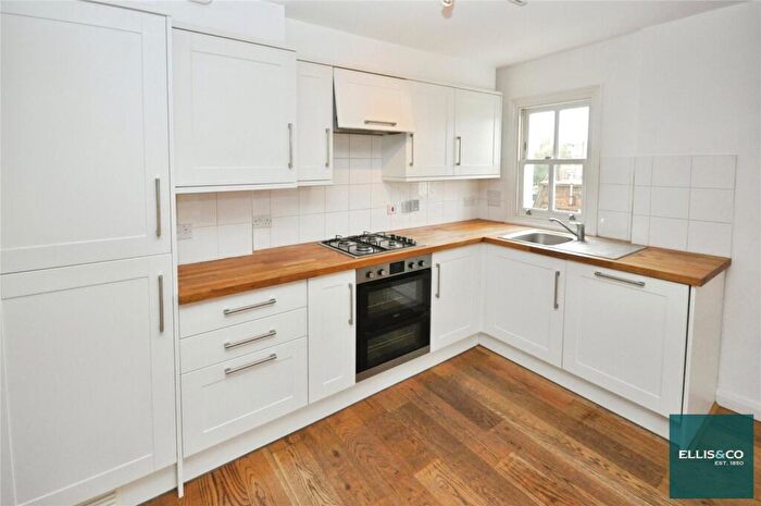 2 Bedroom Apartment To Rent In Friern Park, North Finchley, N12