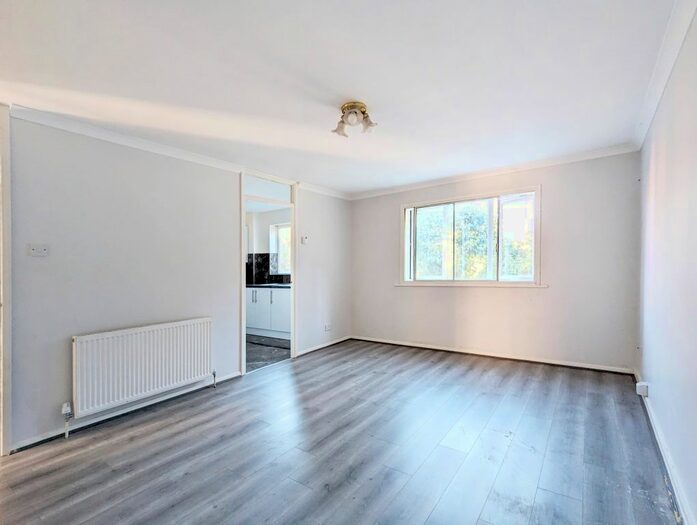 2 Bedroom Flat To Rent In Silver Birch Close, London, N11
