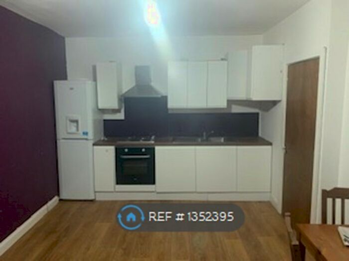 2 Bedroom Flat To Rent In Oaks Lane, Ilford, IG2