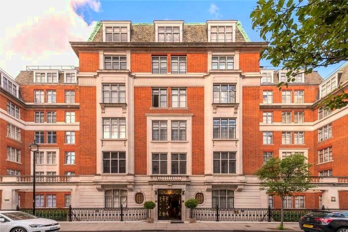2 Bedroom Flat To Rent In Hallam Street, Marylebone, London, W1W