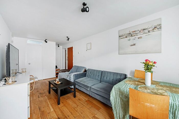2 Bedroom Flat To Rent In Mayfield Road, Wellington Court, W12