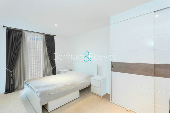 3 Bedroom Flat To Rent In Whiting Way, Surrey Quays, SE16