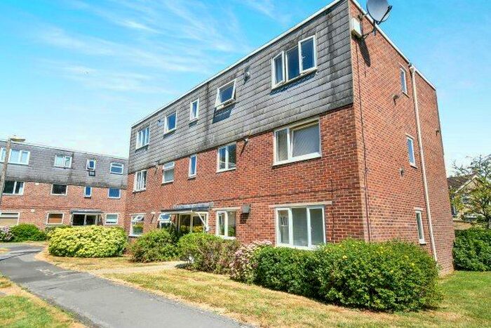 2 Bedroom Flat To Rent In Charminster Close, Swindon, SN3