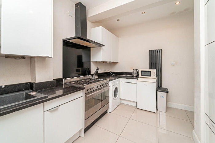 4 Bedroom Flat To Rent In Brondesbury Villas, Queen's Park, London, NW6