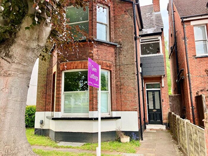 2 Bedroom Ground Maisonette To Rent In Lemsford Road, St. Albans, Hertfordshire, AL1