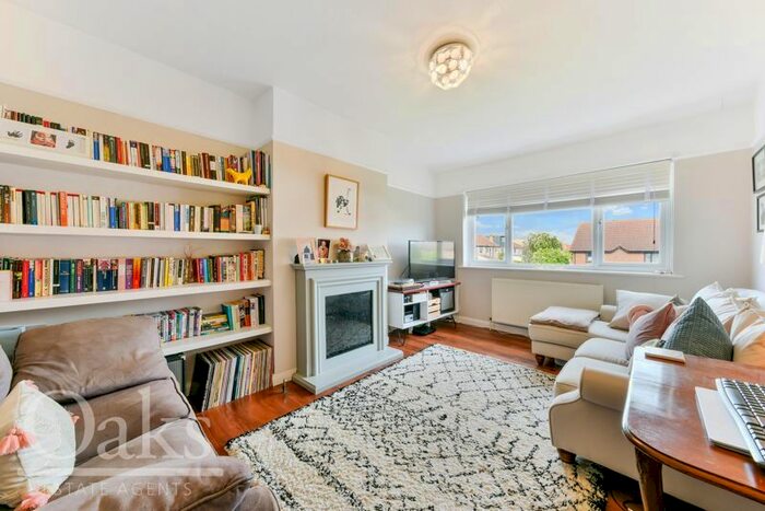 2 Bedroom Maisonette To Rent In Byards Croft, London, SW16