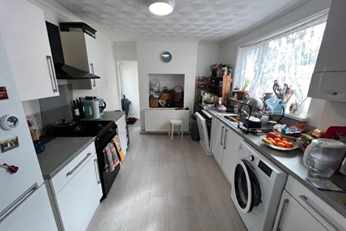 2 Bedroom Flat To Rent In Richards Terrace Cardiff, CF24