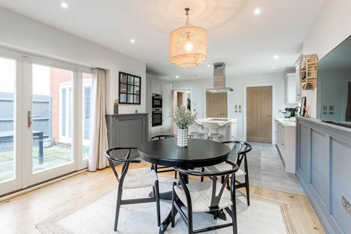 4 Bedroom Detached House For Sale In River View, Old Stratford, MK19