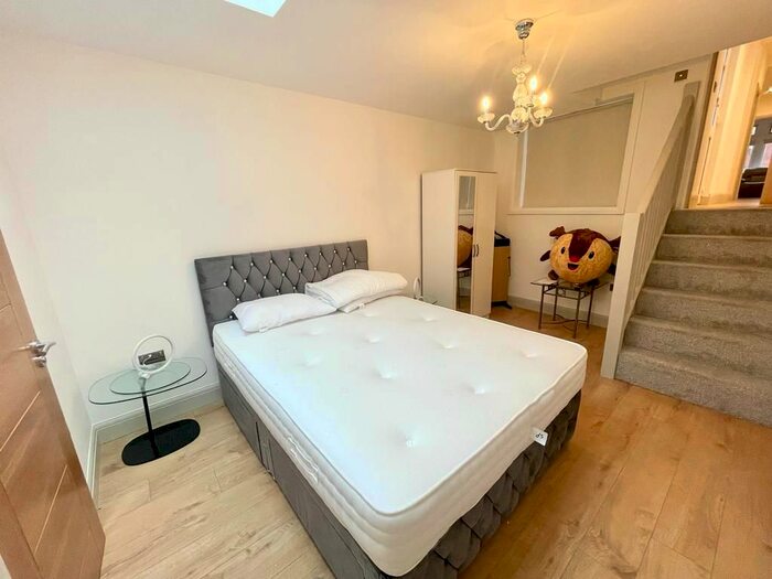 2 Bedroom Flat To Rent In Upper Richmond Road, London, SW15