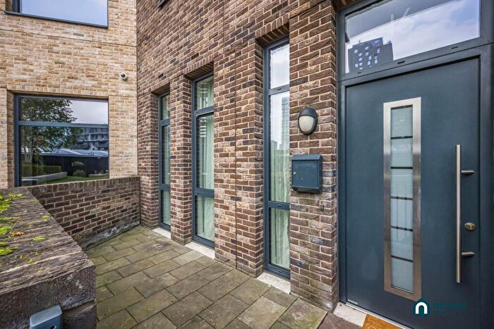 2 Bedroom Duplex For Sale In Williamsburg Plaza, London, E14
