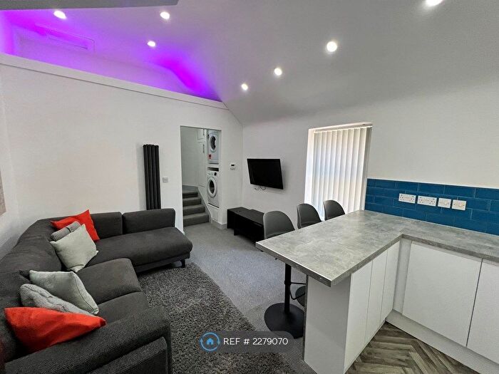 3 Bedroom Flat To Rent In Cathay's, Cardiff, CF24