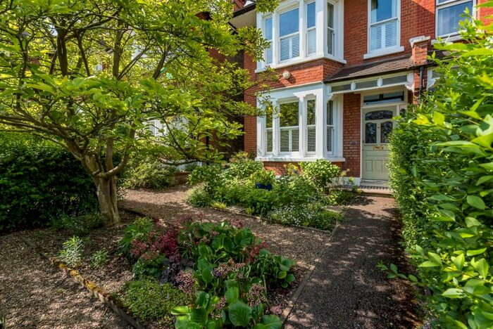 5 Bedroom Semi-Detached House To Rent In Court Lane London, SE21