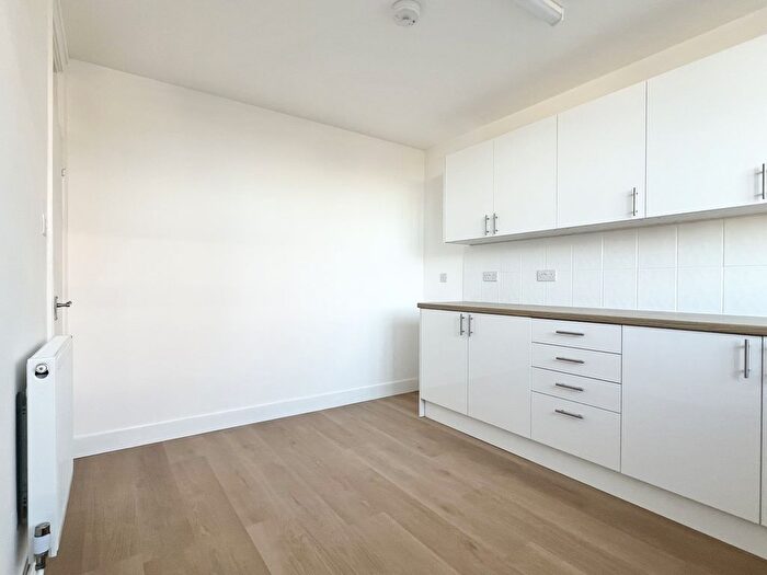 1 Bedroom Flat To Rent In Stuart Crescent, Wood Green, N22