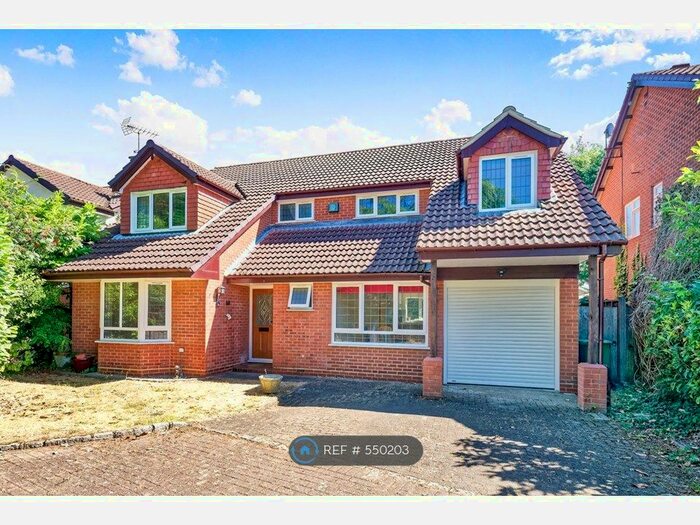 4 Bedroom Detached House To Rent In Northfield, Surrey, GU18