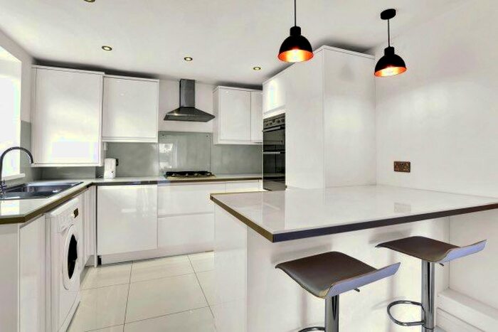 2 Bedroom Cottage To Rent In Grove Place, Weybridge, KT13