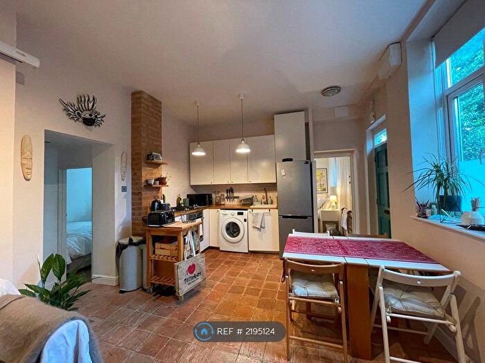 2 Bedroom Flat To Rent In West Green Road, London, N15