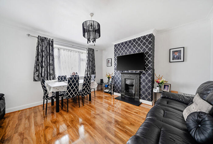 2 Bedroom Maisonette For Sale In Buck Lane, London, NW9