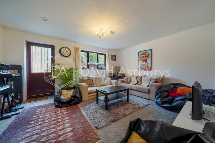 3 Bedroom Semi-Detached House To Rent In Lancaster Road, Finsbury Park, London, N4