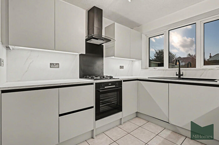 2 Bedroom Maisonette For Sale In Queens Road, Enfield, EN1