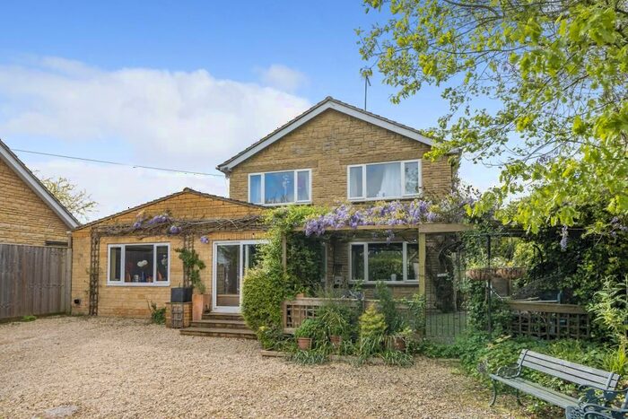 4 Bedroom Detached House For Sale In Overthorpe, Oxfordshire, OX17
