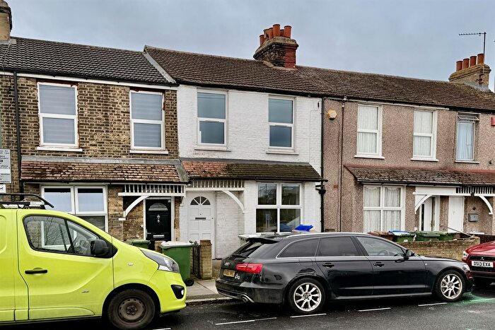 2 Bedroom Property To Rent In Overton Road, SE2