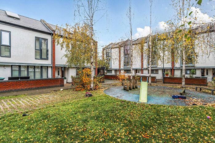 2 Bedroom End Of Terrace House To Rent In Leverton Close, Wood Green, London, N22
