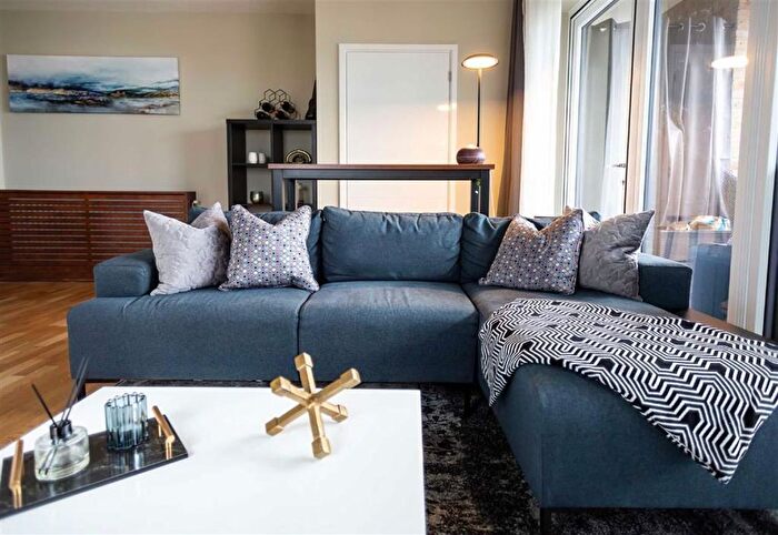 2 Bedroom Flat For Sale In Greenwich High Road, London, SE10