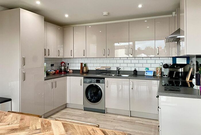 2 Bedroom Flat For Sale In Wrens Cross, Upper Stone Street, Maidstone, Kent, ME15 - Photo 3