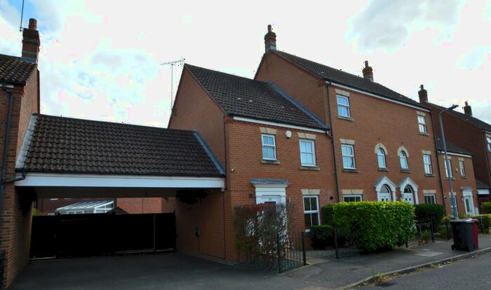 3 Bedroom End Of Terrace House To Rent In Dalton Green, Slough, Berkshire, SL3