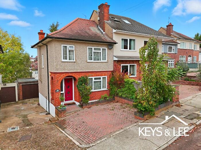 3 Bedroom Semi Detached House For Sale In Larchwood Close, Romford, RM5