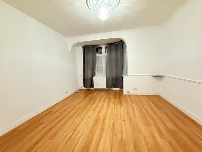 6 Bedroom Terraced House To Rent In Romford, RM6