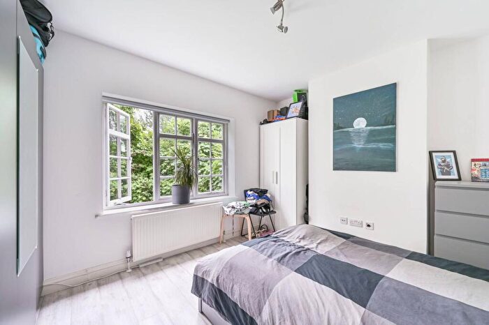 1 Bedroom Flat To Rent In Midholm Close, East Finchley, London, NW11