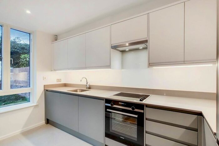 2 Bedroom Flat To Rent In Upper Richmond Road, East Putney, London, SW15