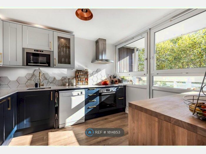 3 Bedroom Flat To Rent In Aberfeldy House, London, SE5