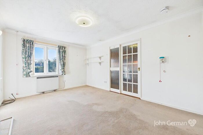 1 Bedroom Flat For Sale In Derwent Close, Burton-on-Trent, DE14