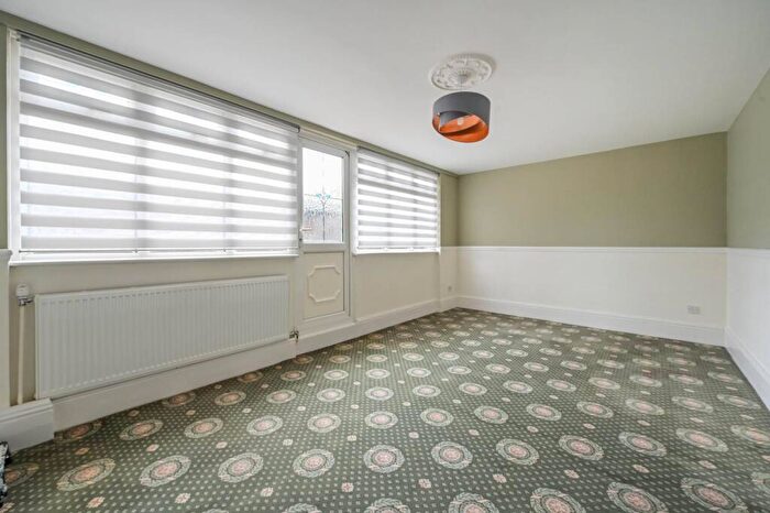 2 Bedroom Flat To Rent In Cable Street, Shadwell, London, E1