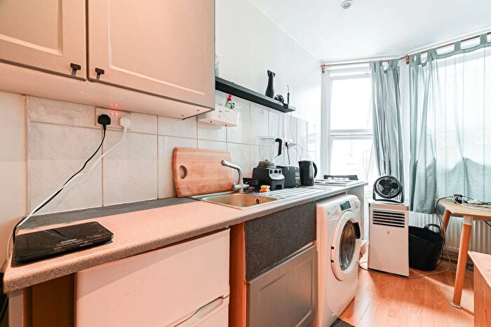 Studio To Rent In Kensington High Street, High Street Kensington, London, W8